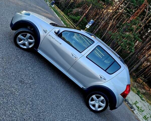 Серый Дачия Sandero StepWay, объемом двигателя 1.6 л и пробегом 177 тыс. км за 6699 $, фото 4 на Automoto.ua