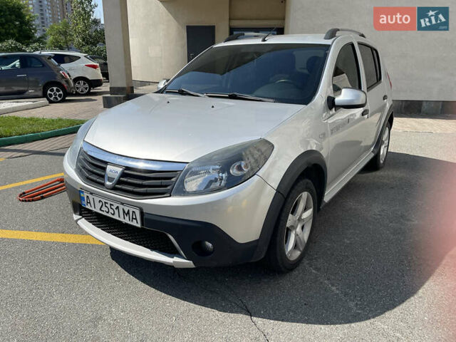 Серый Дачия Sandero StepWay, объемом двигателя 1.6 л и пробегом 195 тыс. км за 7200 $, фото 1 на Automoto.ua