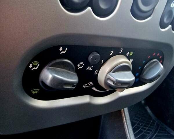 Серый Дачия Sandero StepWay, объемом двигателя 1.6 л и пробегом 177 тыс. км за 6699 $, фото 48 на Automoto.ua