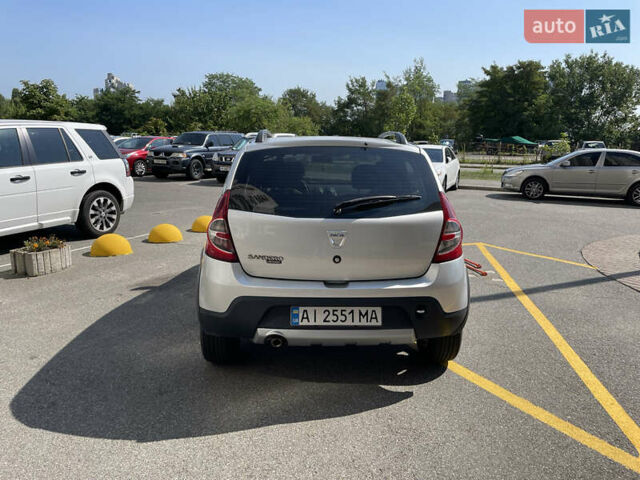 Серый Дачия Sandero StepWay, объемом двигателя 1.6 л и пробегом 195 тыс. км за 7200 $, фото 4 на Automoto.ua