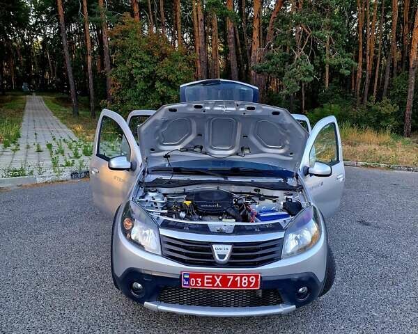 Серый Дачия Sandero StepWay, объемом двигателя 1.6 л и пробегом 177 тыс. км за 6699 $, фото 122 на Automoto.ua