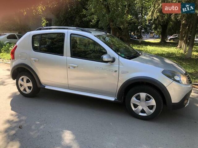 Серый Дачия Sandero StepWay, объемом двигателя 1.6 л и пробегом 118 тыс. км за 5450 $, фото 2 на Automoto.ua