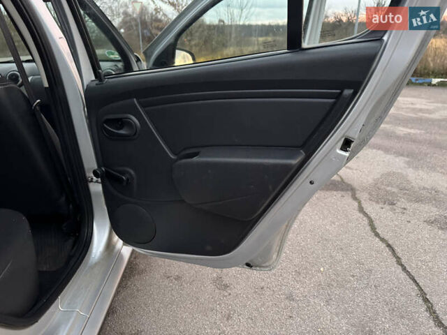 Серый Дачия Sandero StepWay, объемом двигателя 1.6 л и пробегом 202 тыс. км за 6999 $, фото 8 на Automoto.ua