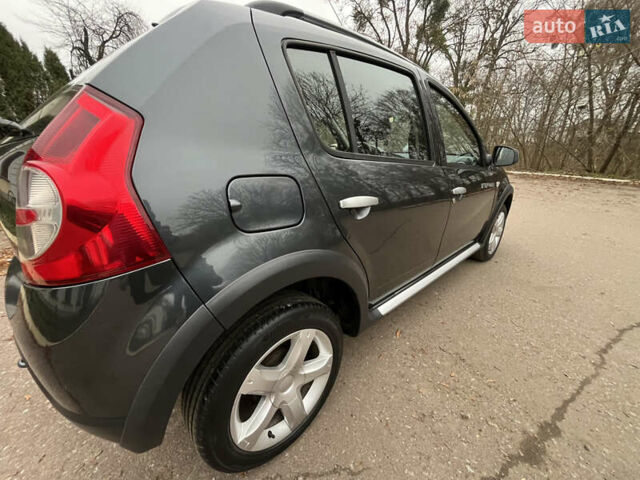 Серый Дачия Sandero StepWay, объемом двигателя 1.6 л и пробегом 60 тыс. км за 6999 $, фото 131 на Automoto.ua