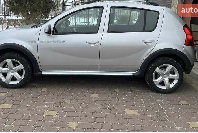 Серый Дачия Sandero StepWay, объемом двигателя 1.6 л и пробегом 183 тыс. км за 5800 $, фото 1 на Automoto.ua