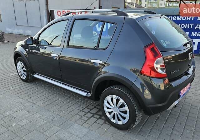 Серый Дачия Sandero StepWay, объемом двигателя 1.6 л и пробегом 192 тыс. км за 5777 $, фото 2 на Automoto.ua