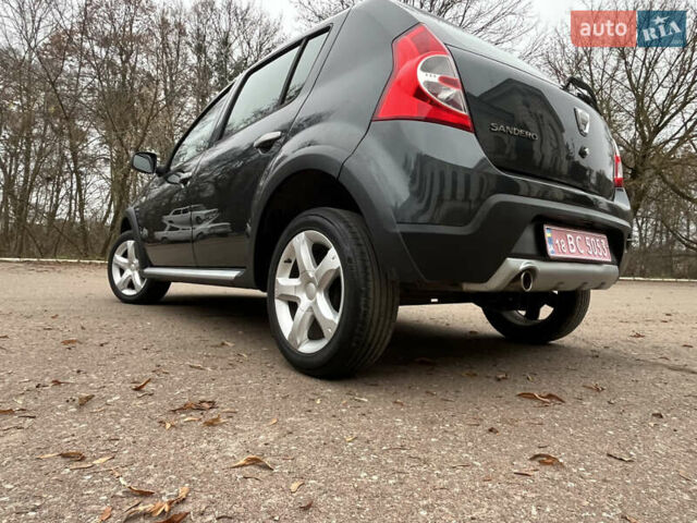 Серый Дачия Sandero StepWay, объемом двигателя 1.6 л и пробегом 60 тыс. км за 6999 $, фото 167 на Automoto.ua