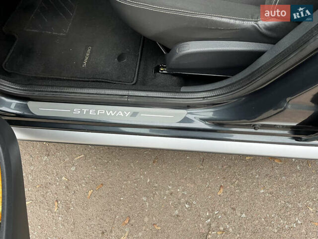 Серый Дачия Sandero StepWay, объемом двигателя 1.6 л и пробегом 60 тыс. км за 6999 $, фото 101 на Automoto.ua