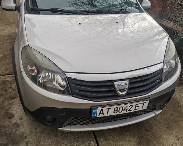 Серый Дачия Sandero StepWay, объемом двигателя 1.6 л и пробегом 209 тыс. км за 6300 $, фото 1 на Automoto.ua