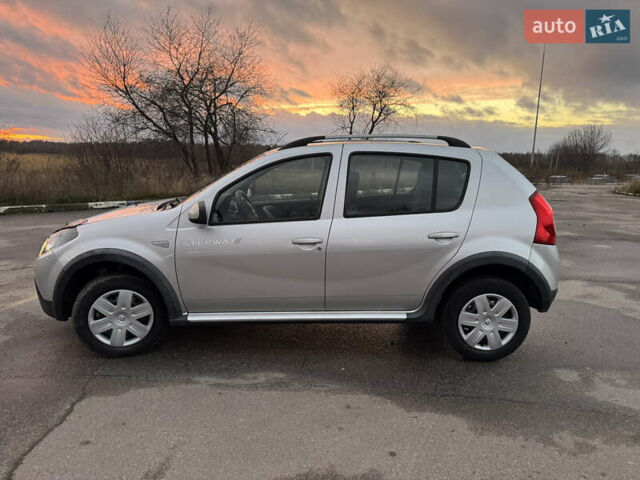Серый Дачия Sandero StepWay, объемом двигателя 1.6 л и пробегом 202 тыс. км за 6999 $, фото 3 на Automoto.ua