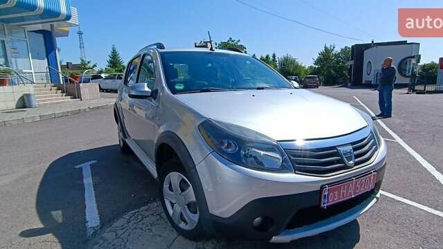 Серый Дачия Sandero StepWay, объемом двигателя 1.6 л и пробегом 120 тыс. км за 5700 $, фото 2 на Automoto.ua
