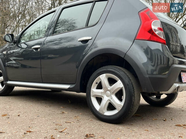 Серый Дачия Sandero StepWay, объемом двигателя 1.6 л и пробегом 60 тыс. км за 6999 $, фото 168 на Automoto.ua