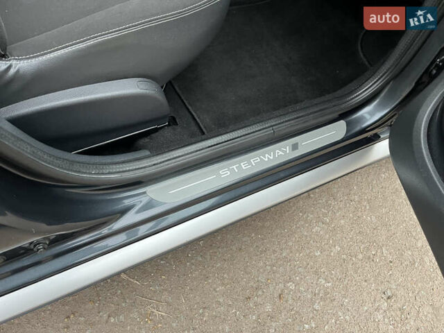 Серый Дачия Sandero StepWay, объемом двигателя 1.6 л и пробегом 60 тыс. км за 6999 $, фото 60 на Automoto.ua