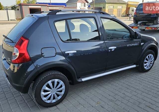 Серый Дачия Sandero StepWay, объемом двигателя 1.6 л и пробегом 192 тыс. км за 5777 $, фото 5 на Automoto.ua