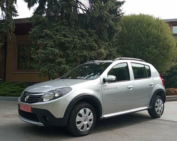 Серый Дачия Sandero StepWay, объемом двигателя 1.6 л и пробегом 166 тыс. км за 6700 $, фото 2 на Automoto.ua