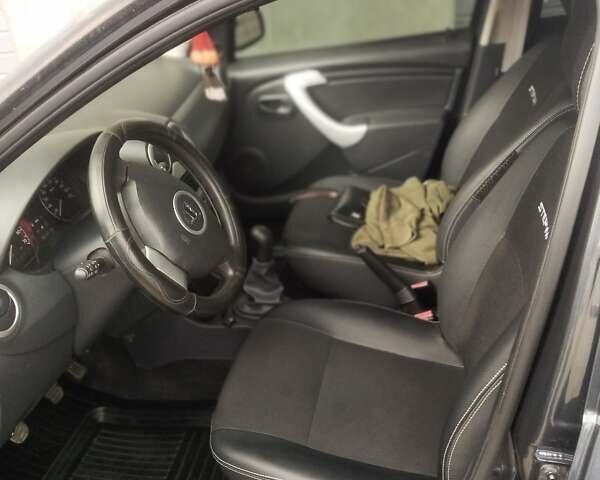 Серый Дачия Sandero StepWay, объемом двигателя 1.6 л и пробегом 232 тыс. км за 7000 $, фото 4 на Automoto.ua