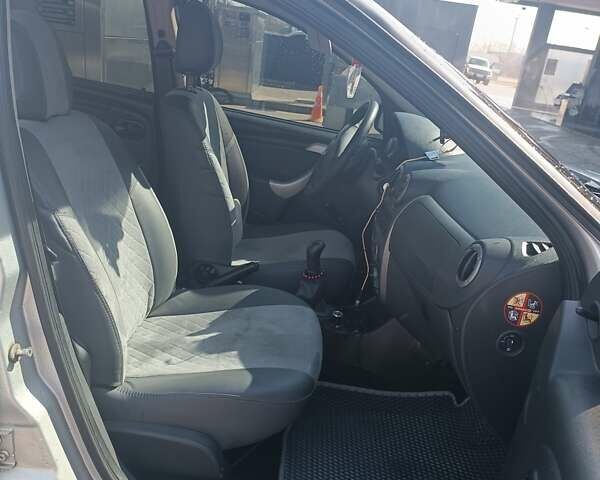 Серый Дачия Sandero StepWay, объемом двигателя 1.6 л и пробегом 237 тыс. км за 5800 $, фото 20 на Automoto.ua
