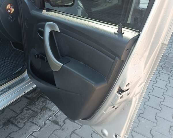 Серый Дачия Sandero StepWay, объемом двигателя 1.6 л и пробегом 237 тыс. км за 5800 $, фото 19 на Automoto.ua