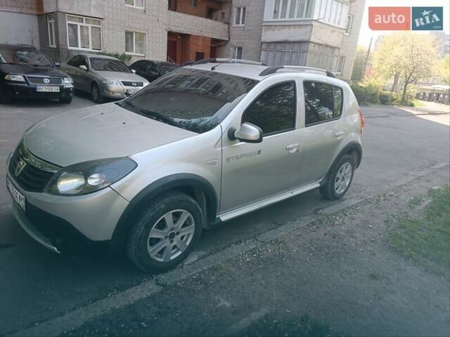 Серый Дачия Sandero StepWay, объемом двигателя 1.6 л и пробегом 237 тыс. км за 5800 $, фото 2 на Automoto.ua