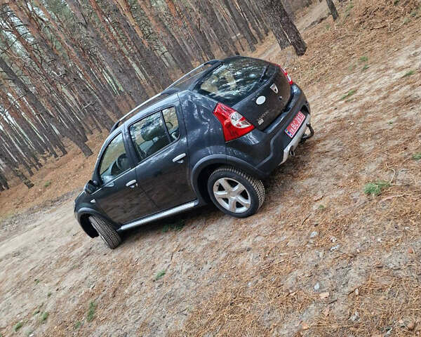 Серый Дачия Sandero StepWay, объемом двигателя 1.6 л и пробегом 207 тыс. км за 5999 $, фото 3 на Automoto.ua