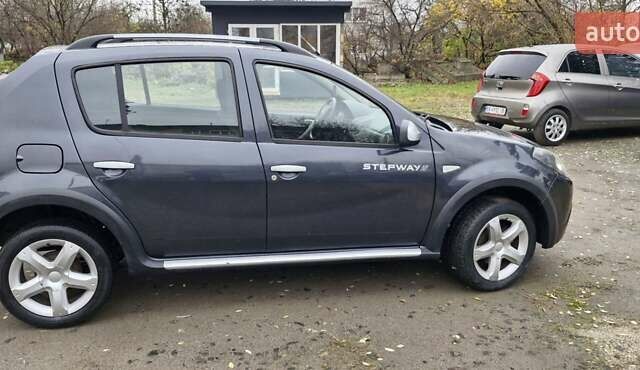 Серый Дачия Sandero StepWay, объемом двигателя 1.6 л и пробегом 128 тыс. км за 7300 $, фото 2 на Automoto.ua