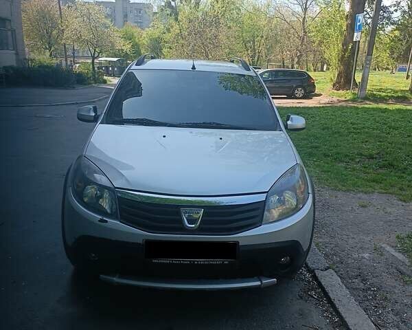 Серый Дачия Sandero StepWay, объемом двигателя 1.6 л и пробегом 237 тыс. км за 5800 $, фото 4 на Automoto.ua