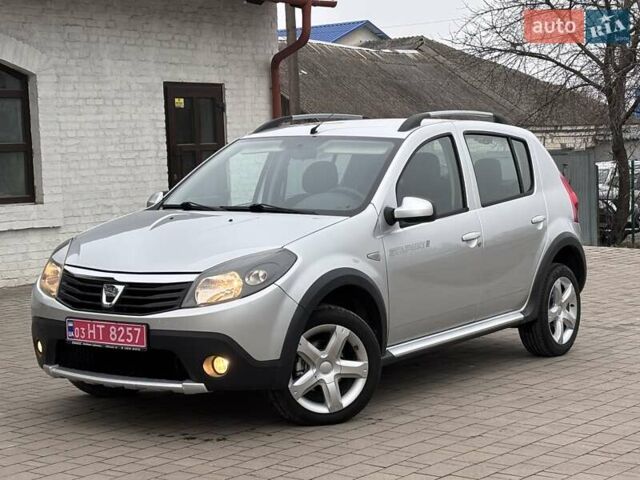 Серый Дачия Sandero StepWay, объемом двигателя 1.6 л и пробегом 184 тыс. км за 6999 $, фото 2 на Automoto.ua
