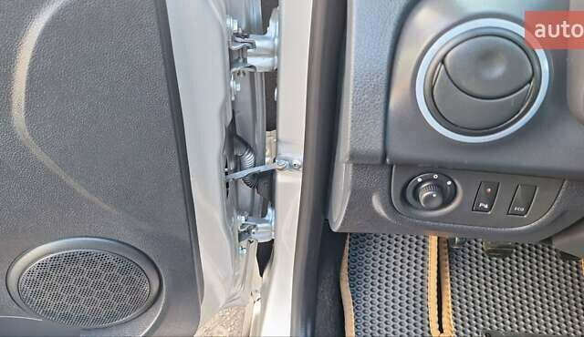 Серый Дачия Sandero StepWay, объемом двигателя 1.5 л и пробегом 191 тыс. км за 8500 $, фото 46 на Automoto.ua