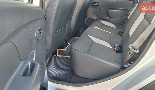 Серый Дачия Sandero StepWay, объемом двигателя 1.5 л и пробегом 191 тыс. км за 8500 $, фото 63 на Automoto.ua