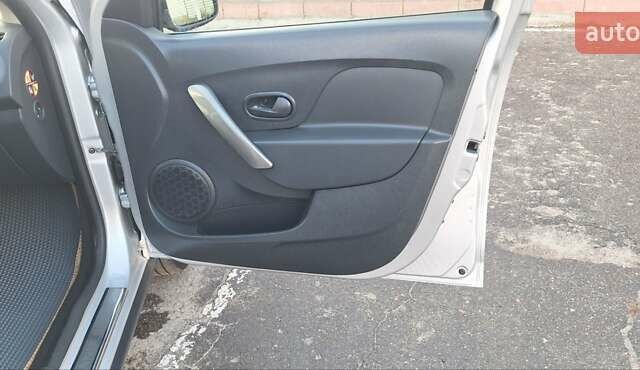 Серый Дачия Sandero StepWay, объемом двигателя 1.5 л и пробегом 191 тыс. км за 8500 $, фото 68 на Automoto.ua