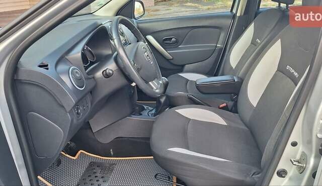 Серый Дачия Sandero StepWay, объемом двигателя 1.5 л и пробегом 191 тыс. км за 8500 $, фото 48 на Automoto.ua