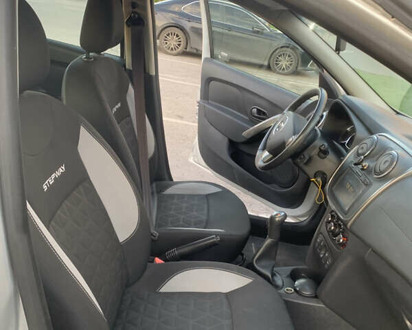 Серый Дачия Sandero StepWay, объемом двигателя 1.5 л и пробегом 107 тыс. км за 8750 $, фото 11 на Automoto.ua