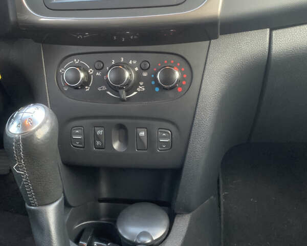 Серый Дачия Sandero StepWay, объемом двигателя 1.5 л и пробегом 107 тыс. км за 8750 $, фото 10 на Automoto.ua