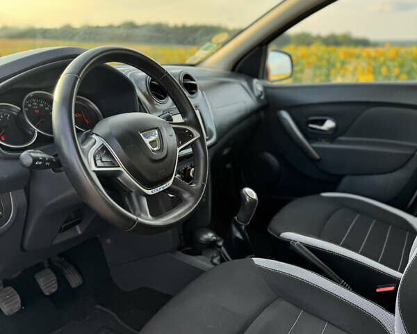 Серый Дачия Sandero StepWay, объемом двигателя 1.5 л и пробегом 130 тыс. км за 9600 $, фото 2 на Automoto.ua