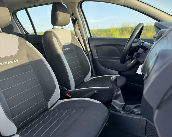 Серый Дачия Sandero StepWay, объемом двигателя 1.5 л и пробегом 130 тыс. км за 9600 $, фото 8 на Automoto.ua