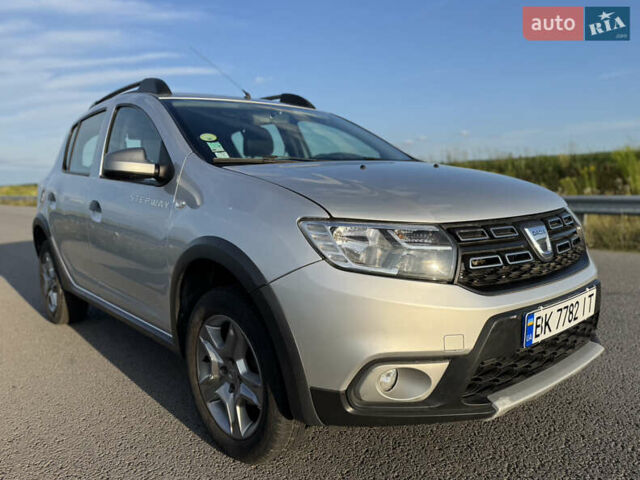 Серый Дачия Sandero StepWay, объемом двигателя 1.5 л и пробегом 130 тыс. км за 9600 $, фото 23 на Automoto.ua