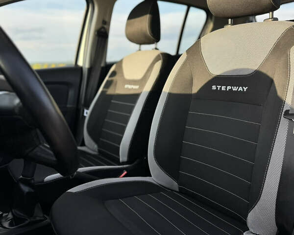 Серый Дачия Sandero StepWay, объемом двигателя 1.5 л и пробегом 130 тыс. км за 9600 $, фото 4 на Automoto.ua