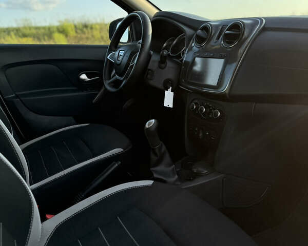Серый Дачия Sandero StepWay, объемом двигателя 1.5 л и пробегом 130 тыс. км за 9600 $, фото 7 на Automoto.ua
