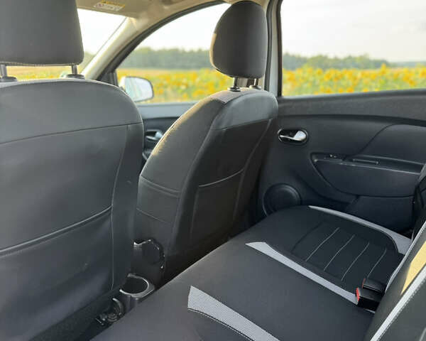 Серый Дачия Sandero StepWay, объемом двигателя 1.5 л и пробегом 130 тыс. км за 9600 $, фото 6 на Automoto.ua