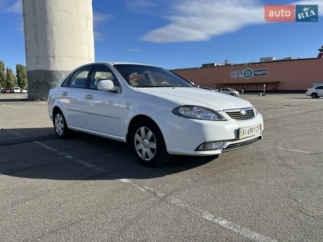 Белый Дэу Джентра, объемом двигателя 1.49 л и пробегом 201 тыс. км за 3900 $, фото 2 на Automoto.ua