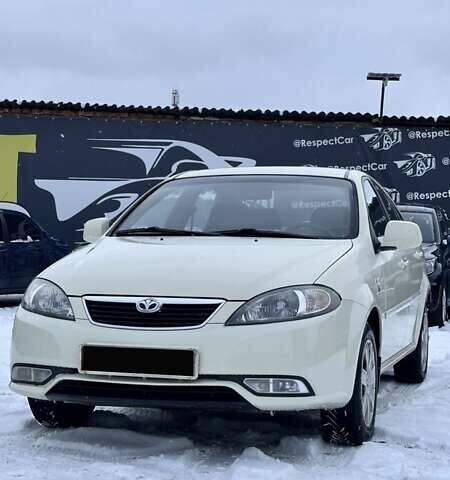 Белый Дэу Джентра, объемом двигателя 1.6 л и пробегом 160 тыс. км за 4600 $, фото 4 на Automoto.ua