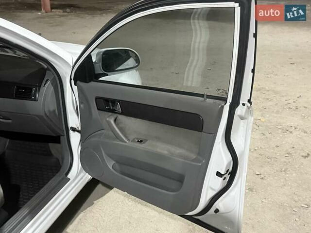 Білий Деу Джентра, об'ємом двигуна 1.49 л та пробігом 200 тис. км за 2999 $, фото 5 на Automoto.ua
