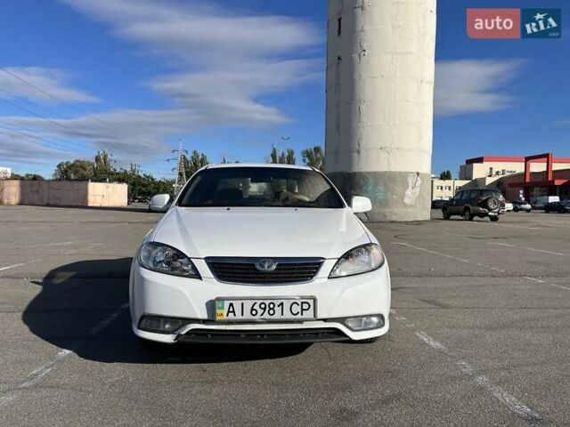 Белый Дэу Джентра, объемом двигателя 1.49 л и пробегом 201 тыс. км за 3900 $, фото 1 на Automoto.ua