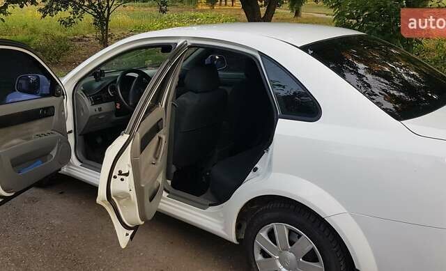 Белый Дэу Джентра, объемом двигателя 1.49 л и пробегом 143 тыс. км за 5000 $, фото 2 на Automoto.ua