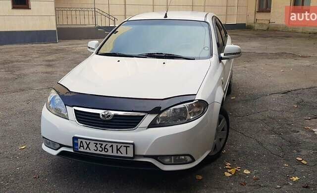 Белый Дэу Джентра, объемом двигателя 1.49 л и пробегом 143 тыс. км за 5000 $, фото 3 на Automoto.ua