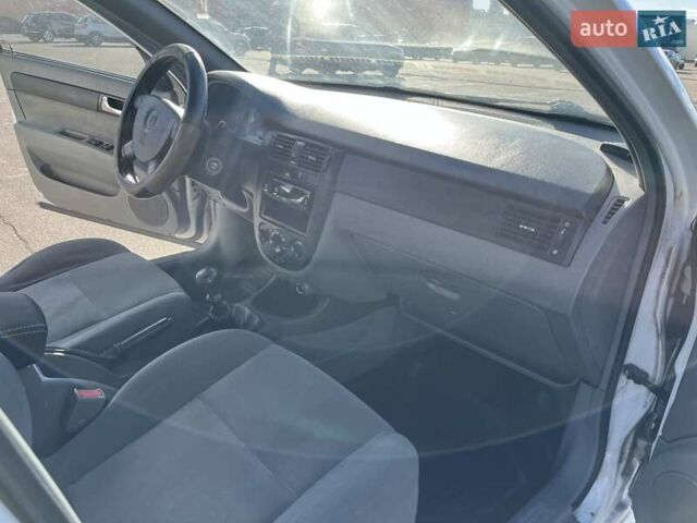 Белый Дэу Джентра, объемом двигателя 1.49 л и пробегом 201 тыс. км за 3900 $, фото 9 на Automoto.ua