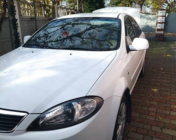 Деу Джентра 2014 у Старокостянтинів на Automoto.ua Білий Деу Джентра, об'ємом двигуна 1.49 л та пробігом 288 тис. км за 4250 $, фото 1 на Automoto.ua