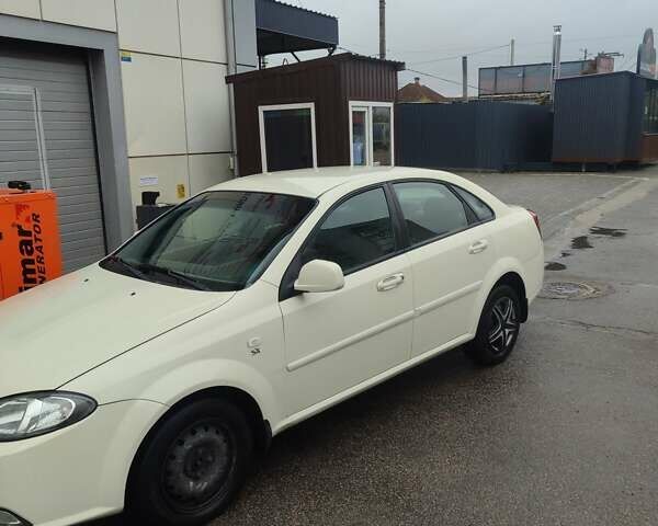 Бежевый Дэу Джентра, объемом двигателя 1.5 л и пробегом 221 тыс. км за 3600 $, фото 1 на Automoto.ua