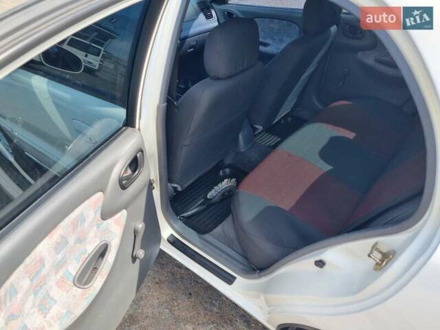 Белый Дэу Ланос, объемом двигателя 1.6 л и пробегом 320 тыс. км за 3500 $, фото 4 на Automoto.ua