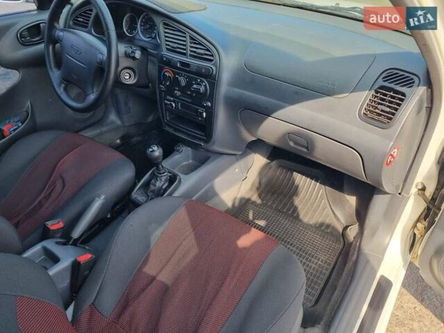Белый Дэу Ланос, объемом двигателя 1.6 л и пробегом 320 тыс. км за 3500 $, фото 7 на Automoto.ua